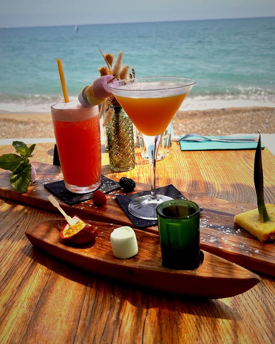 Cocktails signature face à la Méditerranée