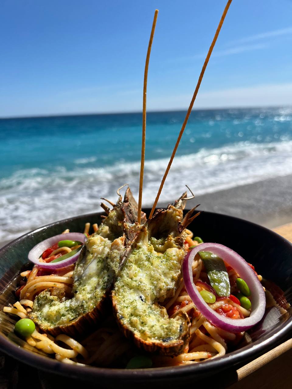 Pâtes gratinées aux langoustines face à la Méditerranée
