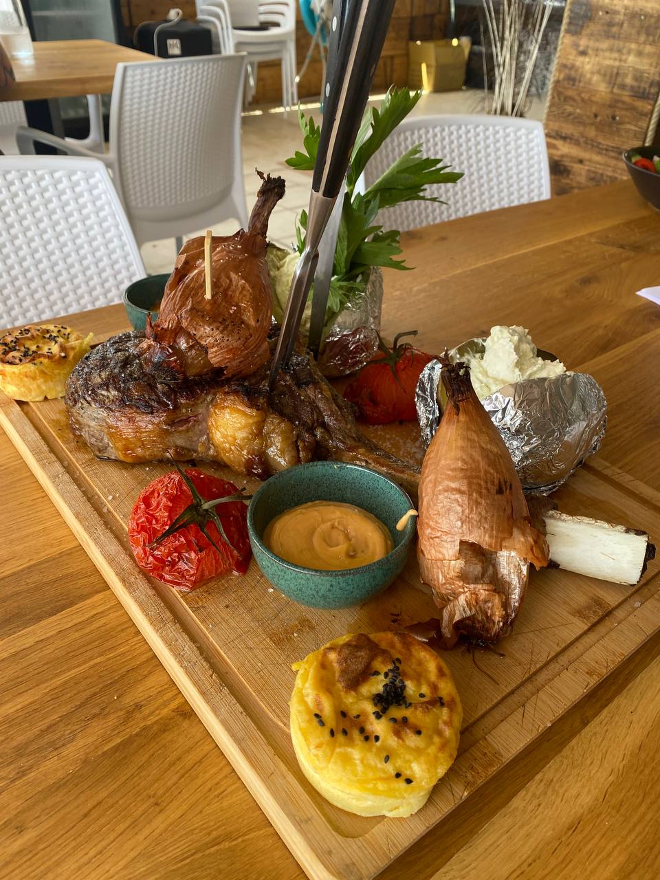Planche de viande grillée et légumes rôtis