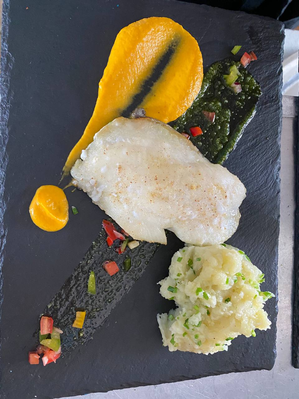 Filet de poisson blanc, purée et sauces sur ardoise