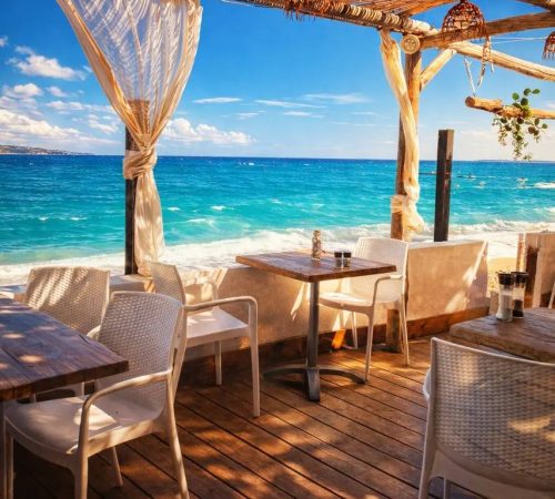 Terrasse en bois du Mombasa Beach face à la mer turquoise